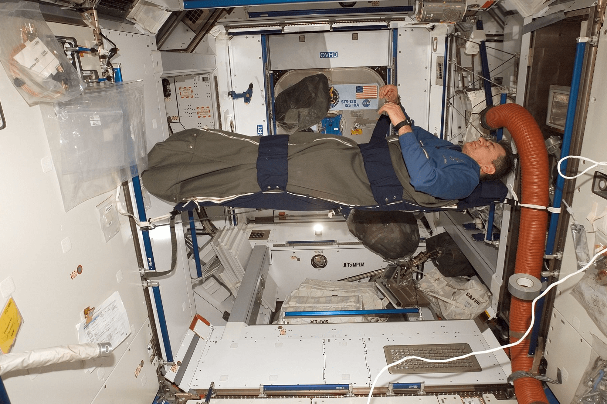 how-do-astronauts-sleep-in-space