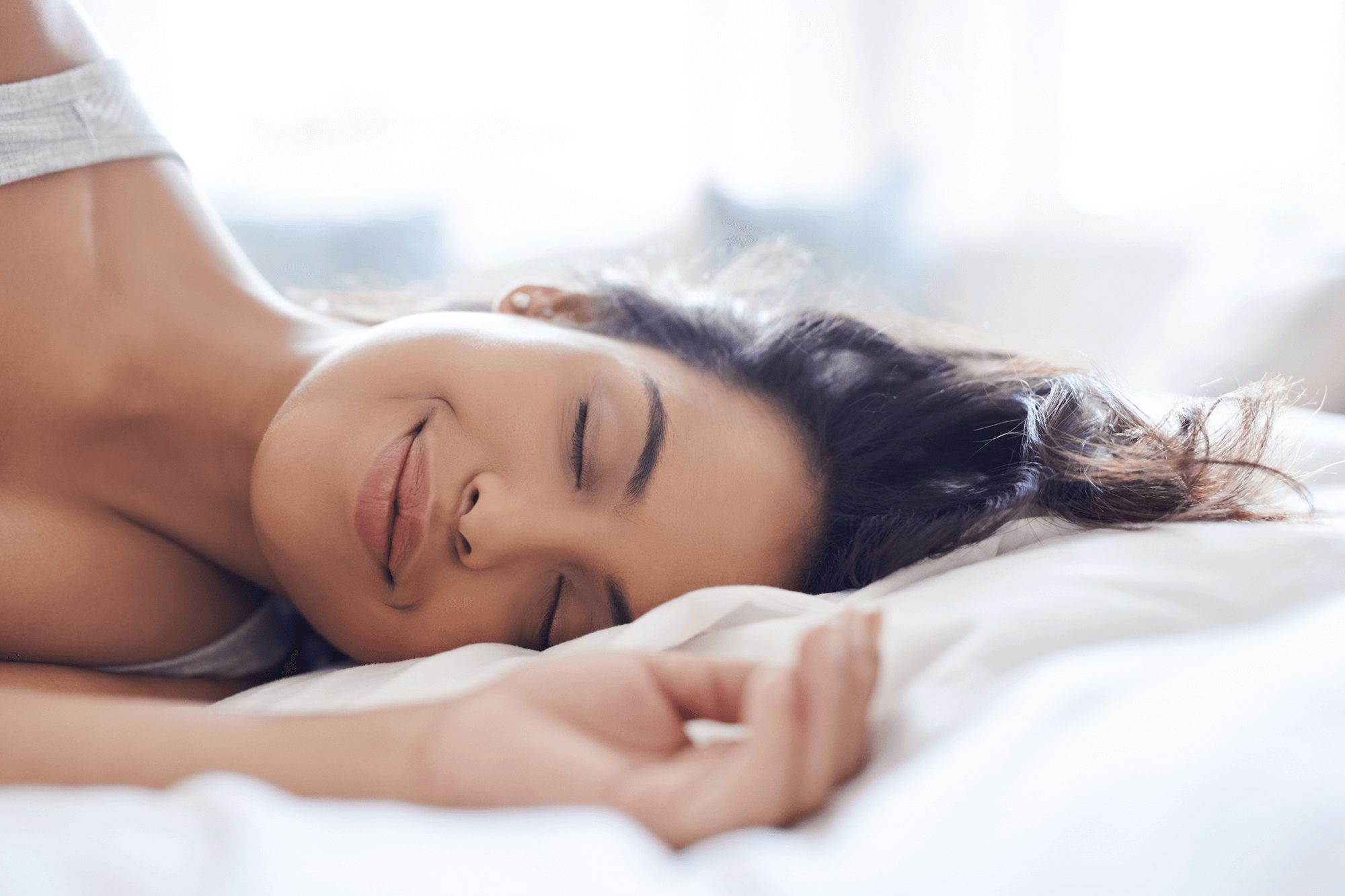 woman-sleeping-on-fitted-bed-sheet