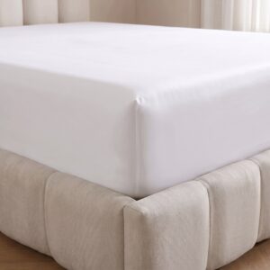 Close-up of the ZLEEPY white bamboo lyocell fitted sheet on a mattress corner