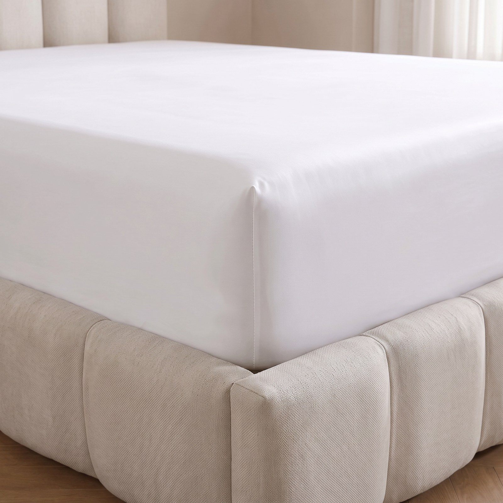 Close-up of the ZLEEPY white bamboo lyocell fitted sheet on a mattress corner